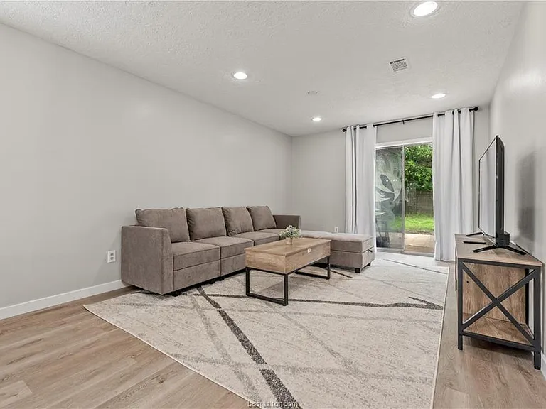 3410 Leon St #A — Photo 3
