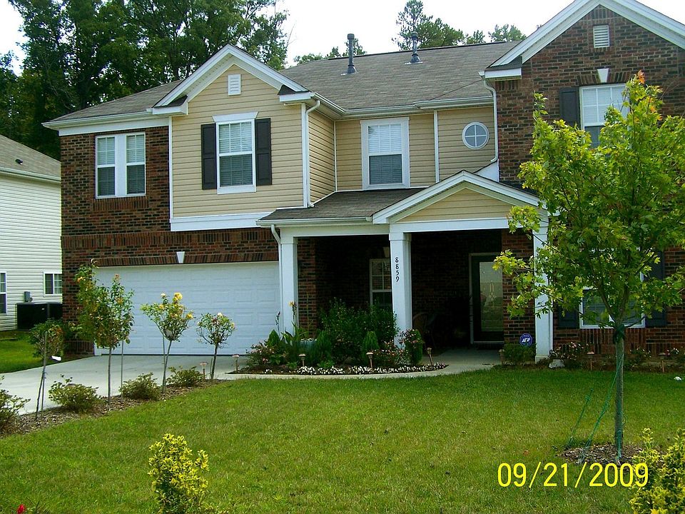 Landscaped front yard w/ porch