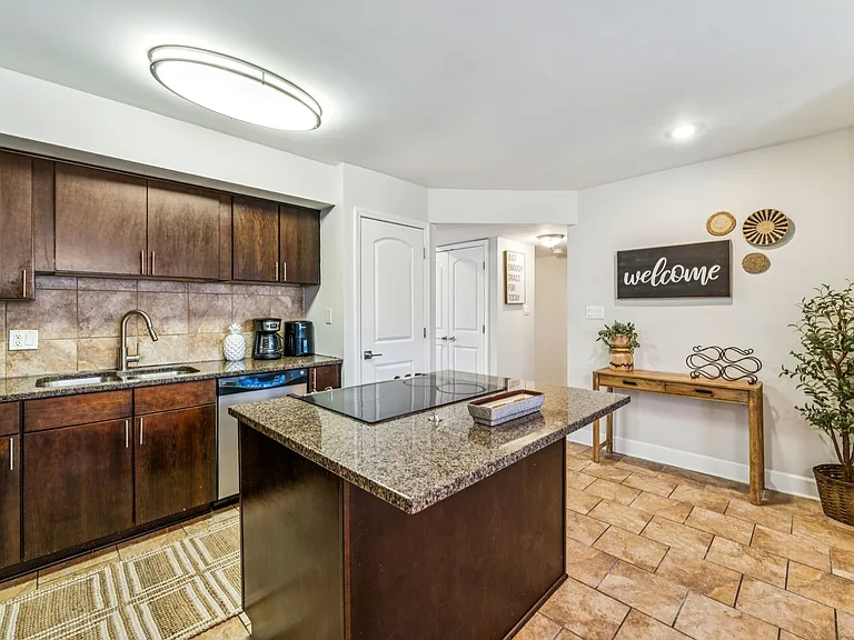 530 W 10th St #530 — Photo 12