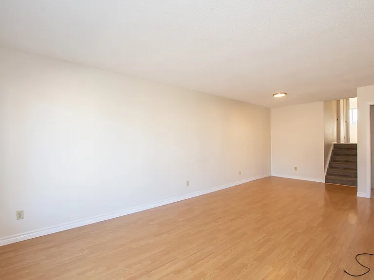 39 Mayfair Dr — Photo 2