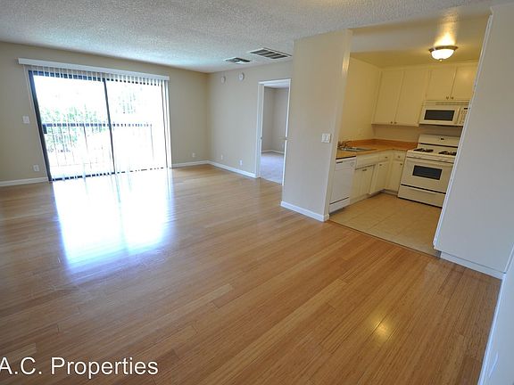 3rd image of 12249 Oxnard St APT 204