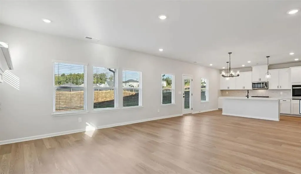 5 bed, 4.5 bath, 3252 sqft, $3,000 — Photo 1