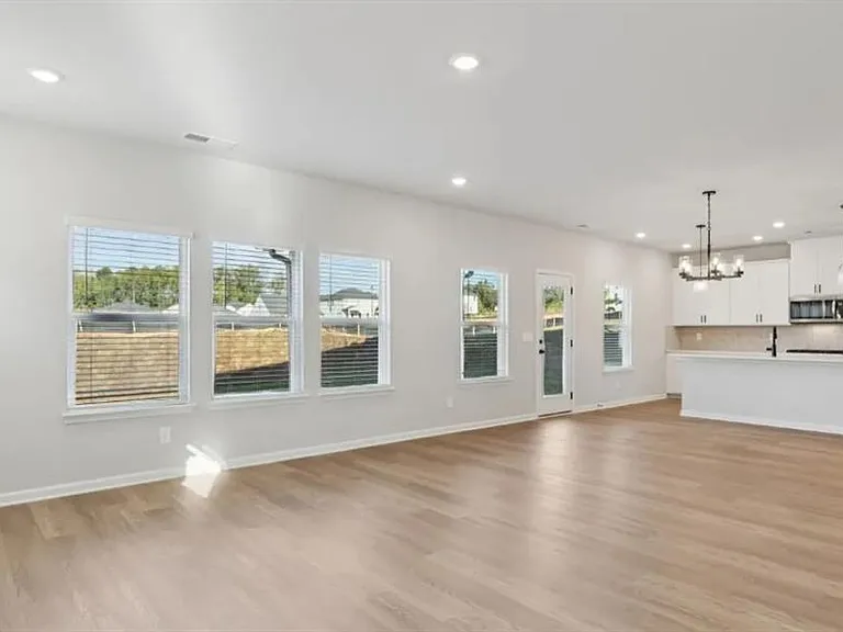 2828 Sweet Red Cir — Photo 5