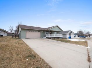 912 Pepper Ridge Rd, Dell Rapids, SD 57022