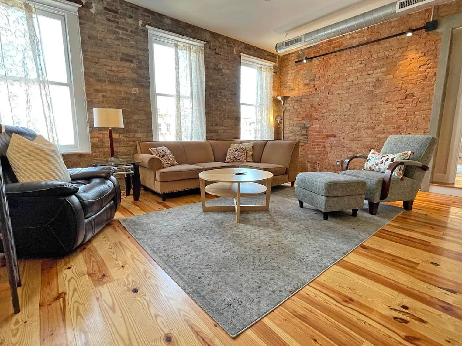 4 bed, 4.0 bath, 2960 sqft, $7,314 — Photo 2