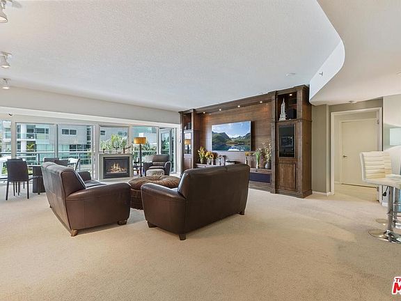 4th image of 13600 Marina Pointe Dr Unit 412