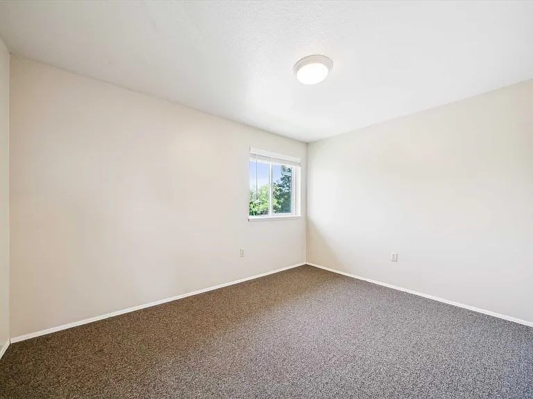 Bristol Court Apartments — Photo 13