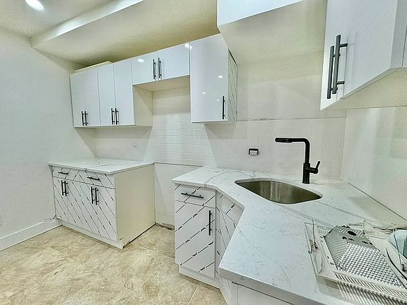 4th image of 327 Pulaski St Floor 1