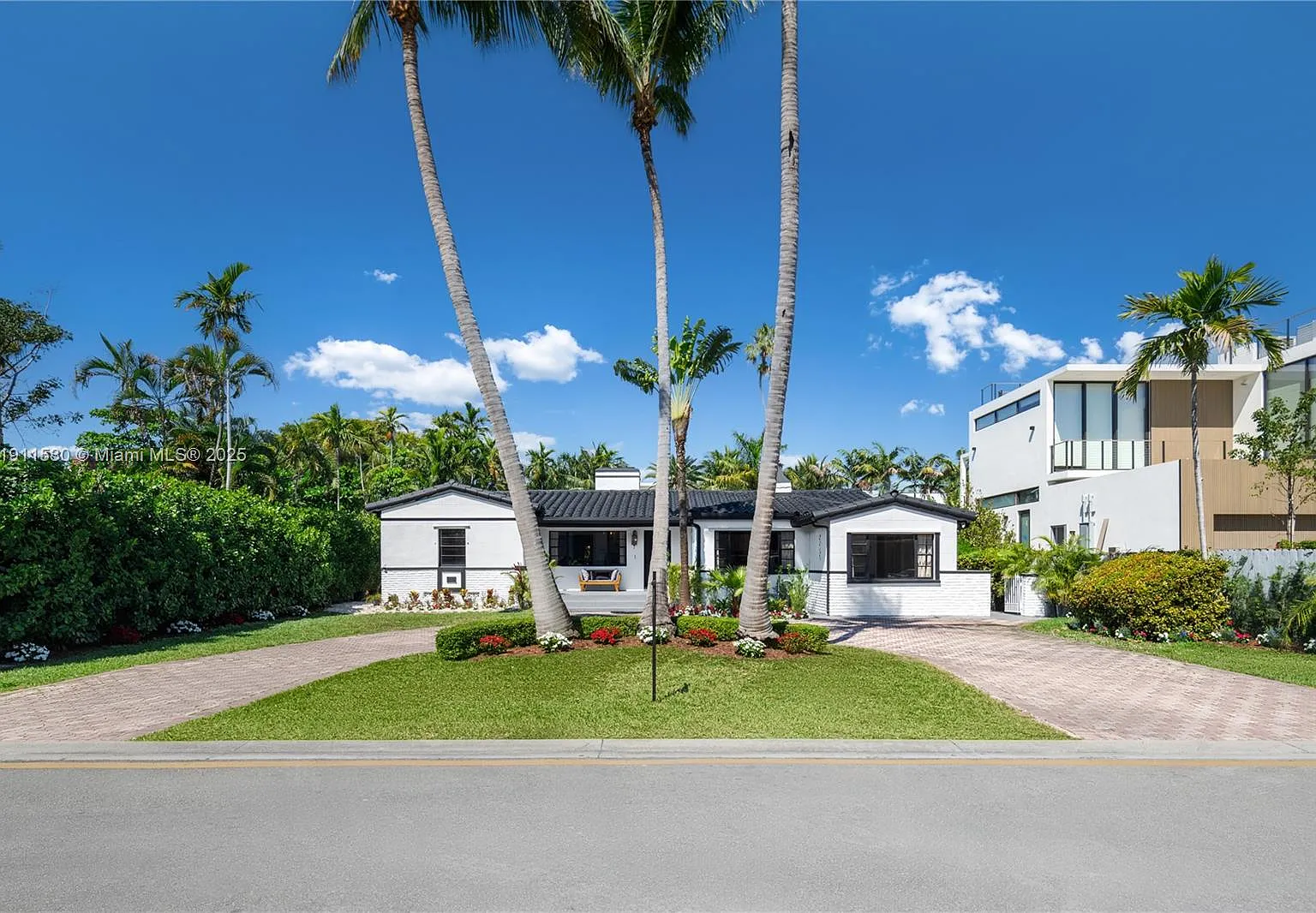 Hibiscus Island — Photo 1