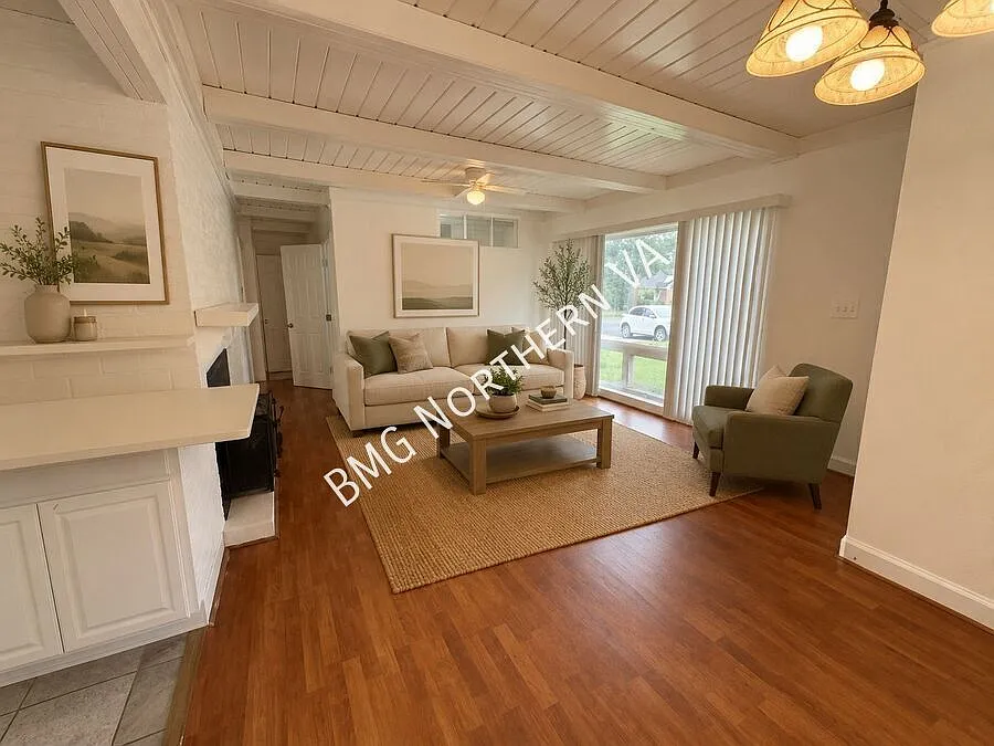 Bright and Inviting 3 BR / 2 BA near Fairfax Junction and Fairfax Pointe — Photo 4