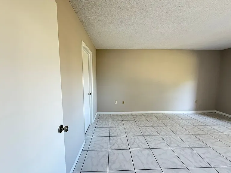 5175 Vineland Rd — Photo 16