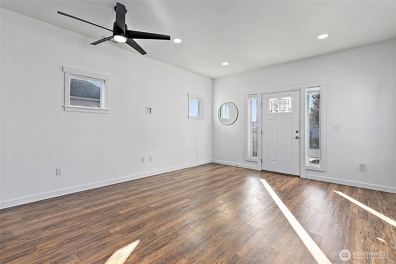 4th image of 825 E 55th Street