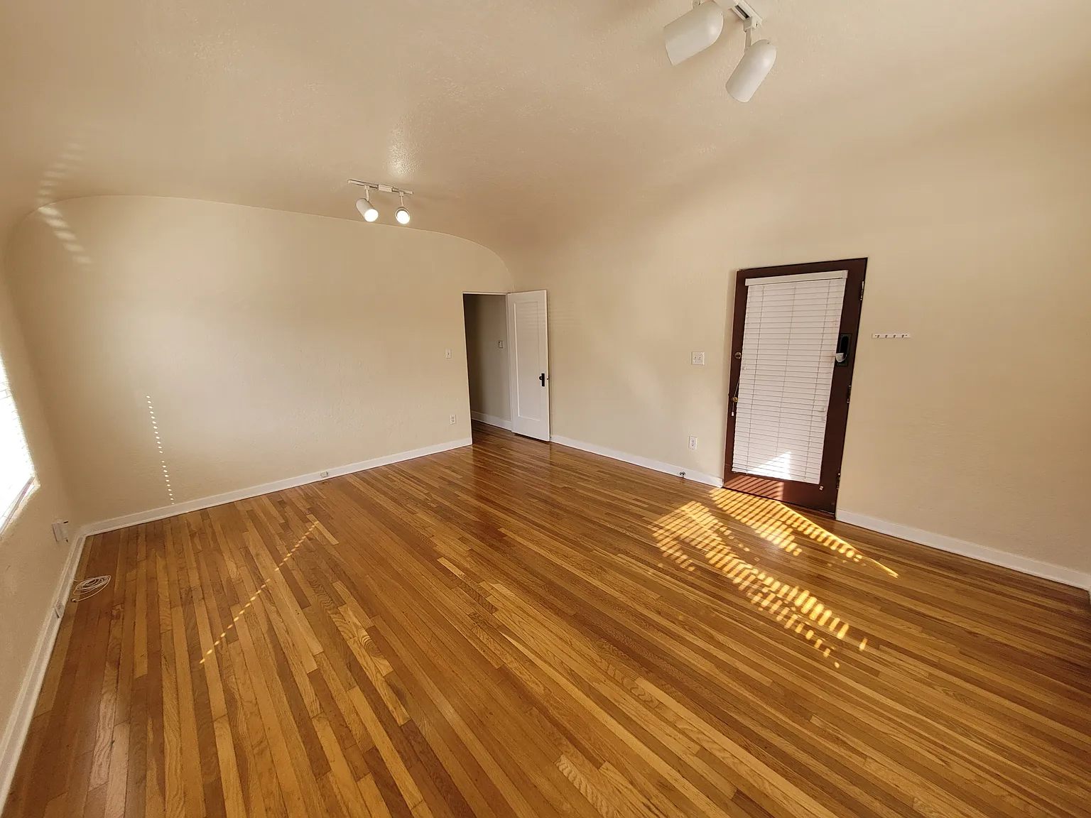 2 bed, 1000 sqft, $2,750 — Photo 3