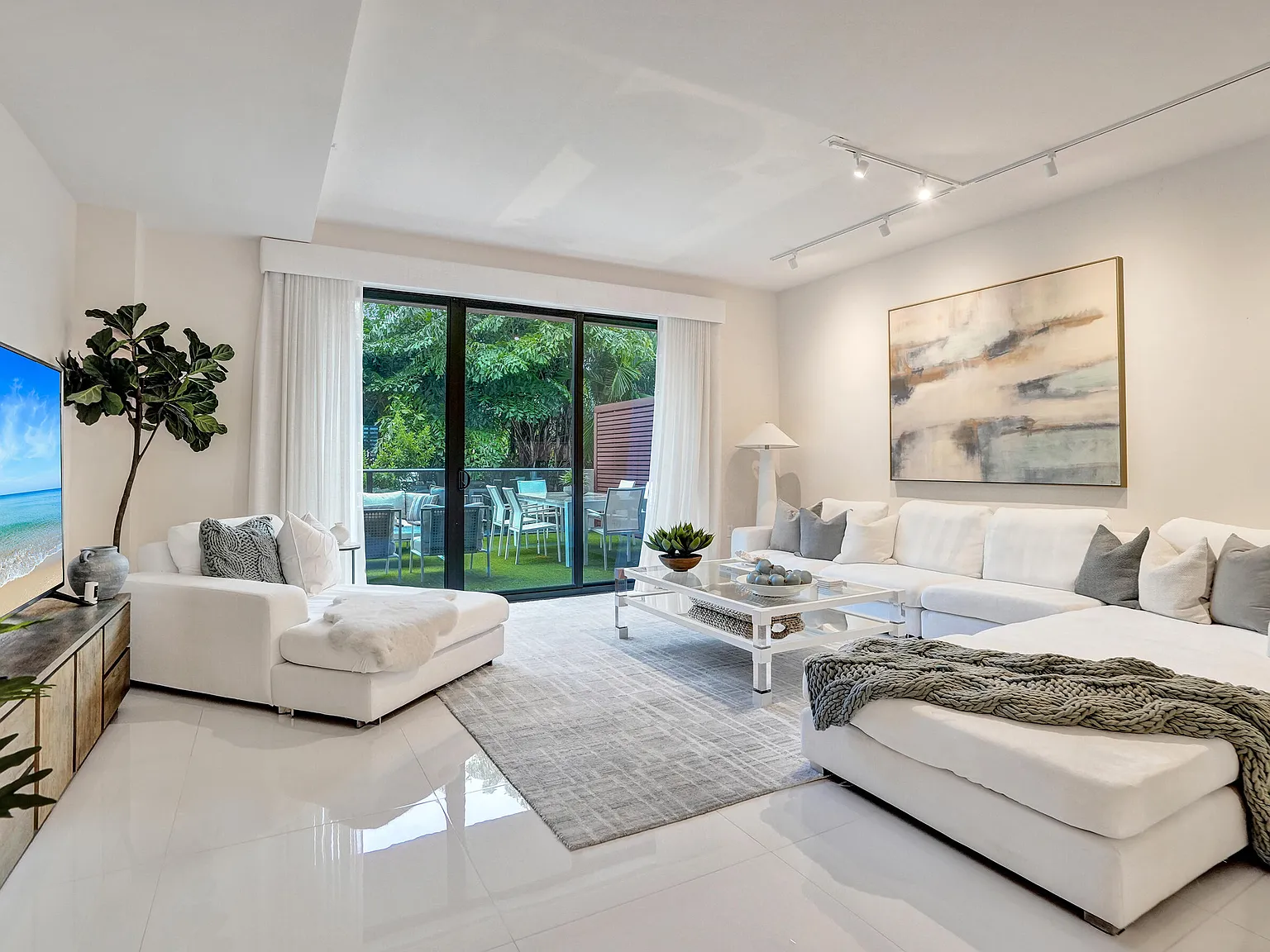 3 bed, 3.5 bath, 2140 sqft, $8,500 — Photo 1