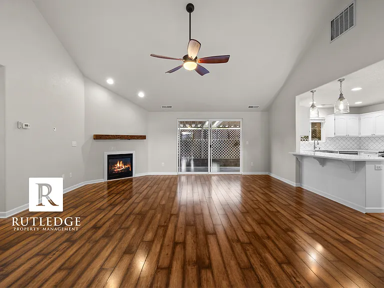 1013 Hope Dr — Photo 7