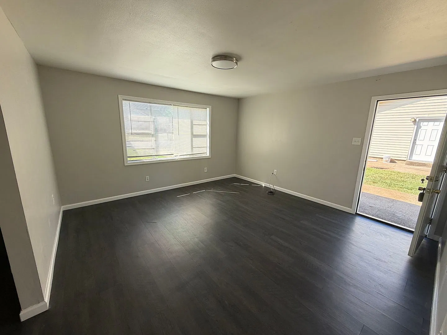470 Dianne Dr — Photo 2