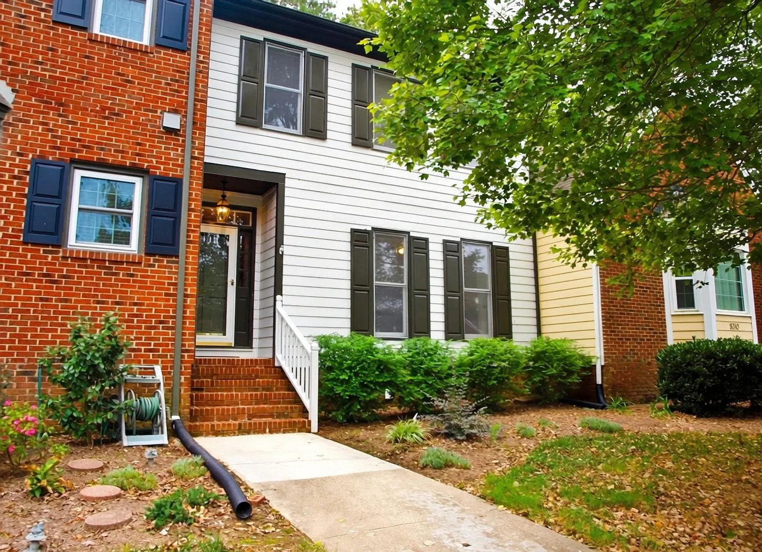 3 bedroom 2 1/2 bath Townhouse available now — Photo 2