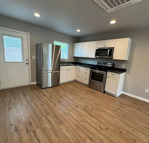 320 W 6th St — Photo 14