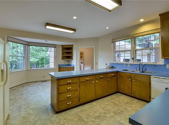 5th image of 104 Burlington Ct