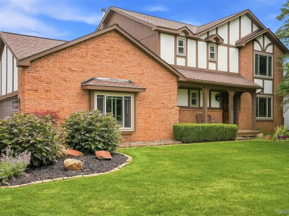 10780 Oxbow Lakeshore Dr, White Lake, MI 48386