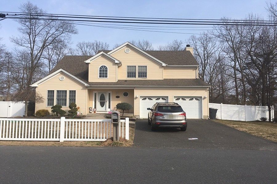 1st image of 549 Holly Village Ln