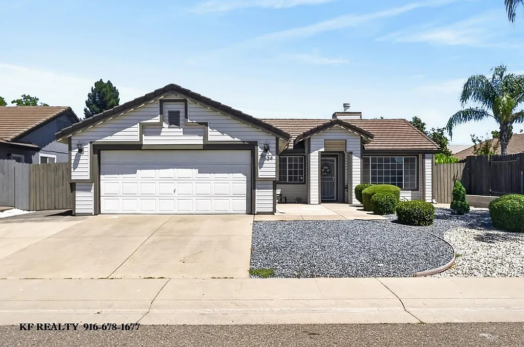 3 bed, 1237 sqft, $2,400 — Photo 1