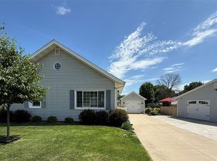 108 Main St, Center Point, IA 52213