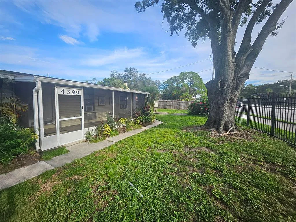 2 bed, 1.0 bath, 828 sqft, $1,490 — Photo 1