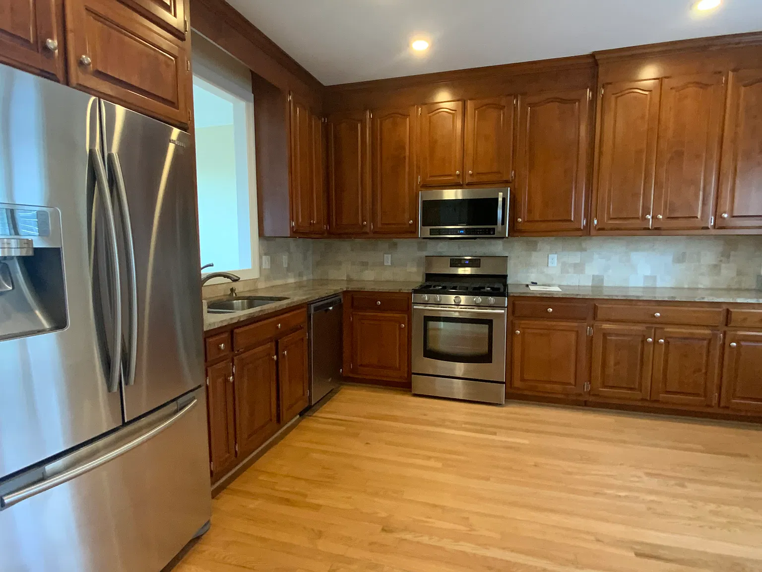 5 bed, 3.5 bath, 3300 sqft, $3,500 — Photo 2