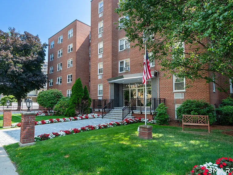 39 Glenbrook Rd #2T — Photo 1