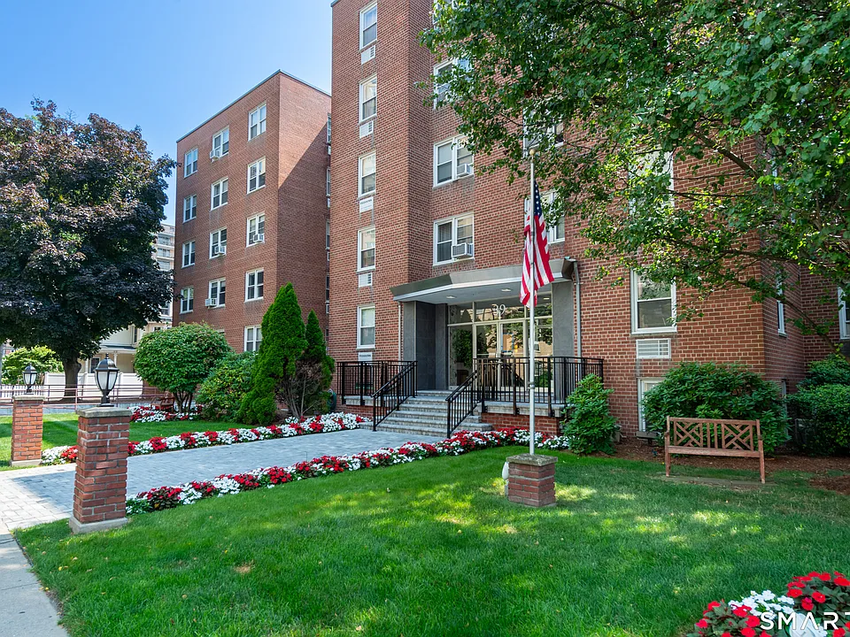 39 Glenbrook Rd #2T