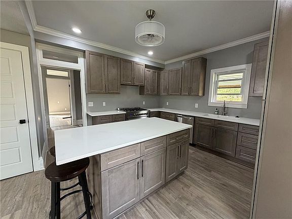 4th image of 606 East St