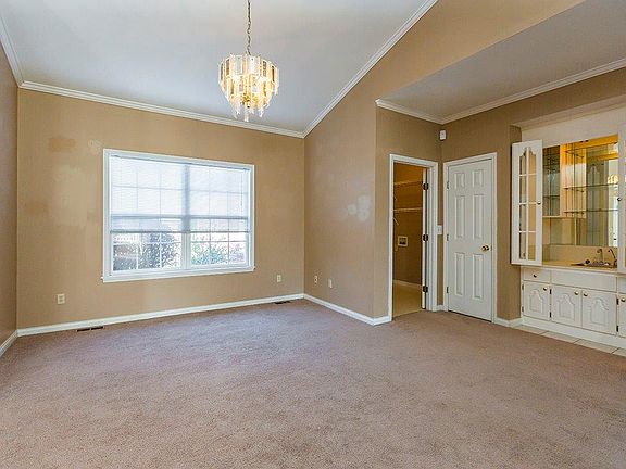5th image of 913 Medley Dr