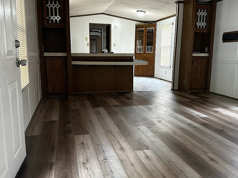 1816 Crestview Dr — Photo 2