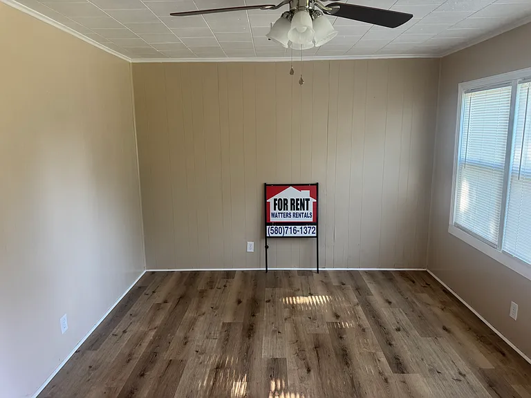 916 N Pine St — Photo 2