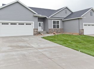 5700 Meadow Grass Cir SE, Cedar Rapids, IA 52403