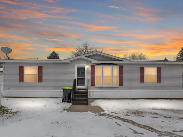 6132 Hickory Trl, White Lake, MI 48383
