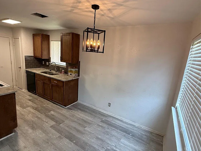 1100 E Logan St — Photo 3