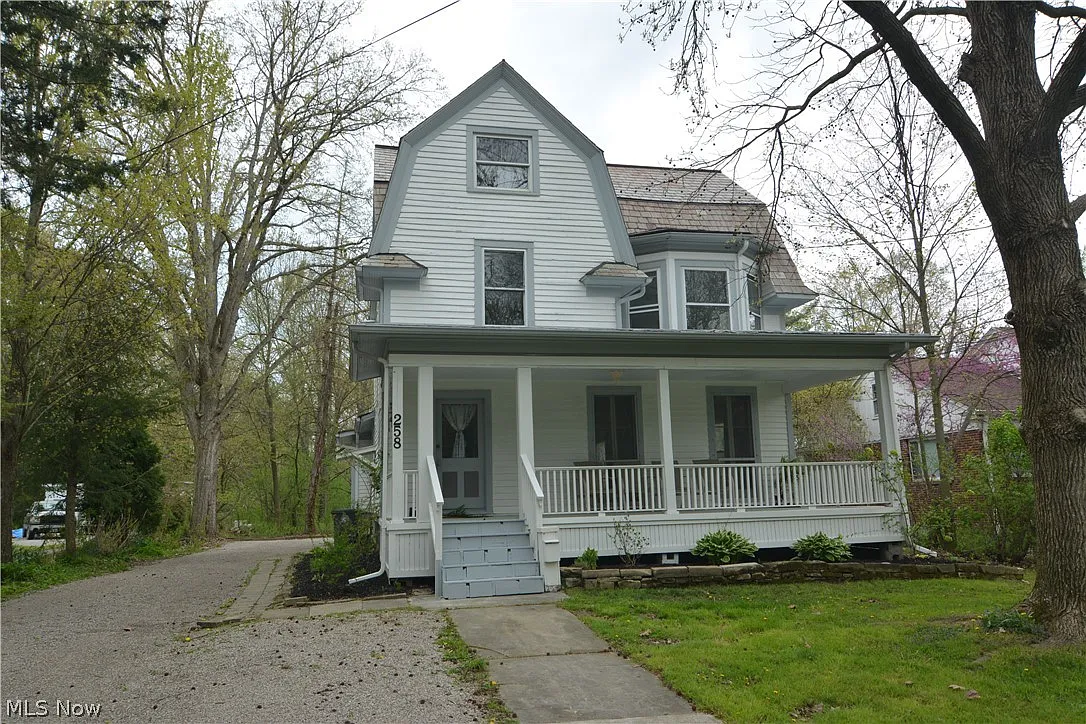 258 E College St photo 1