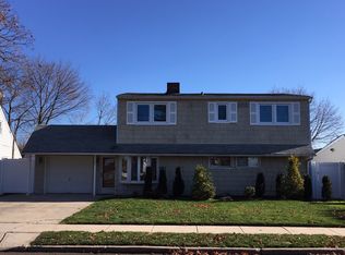 652 N Newbridge Rd, Levittown, NY 11756