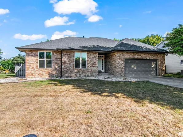 911 Mesa Dr, Chatham, IL 62629