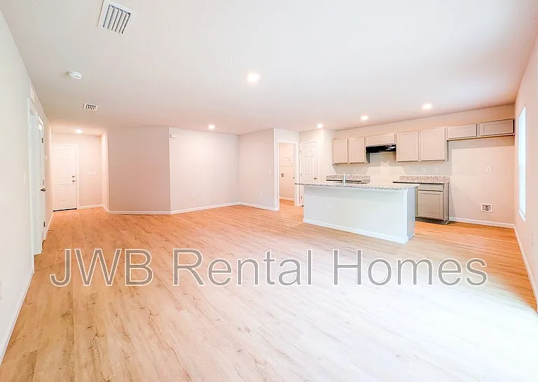 3267 Broadway Ave — Photo 3