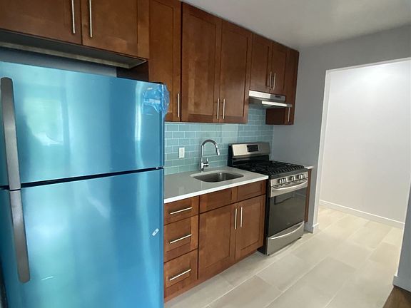 3rd image of 980 E 180th St