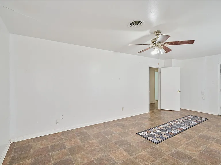 203 Paul Knox St — Photo 5