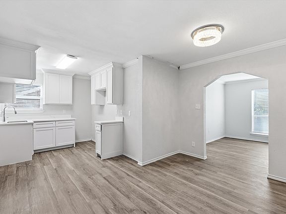 3rd image of 1515 Waco Ave