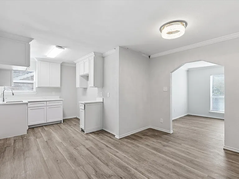 1515 Waco Ave — Photo 3