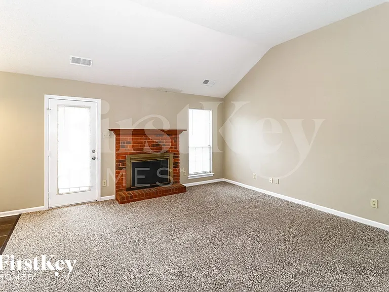 5672 Riverhead Ave — Photo 3