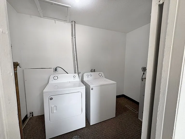 Centrally located 2 Bedroom Apartment with Laundry Hook-ups — Photo 7