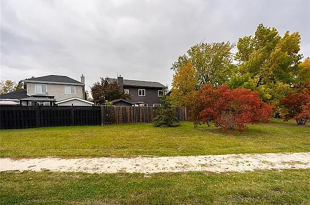 135 Cassin Cres — Photo 9