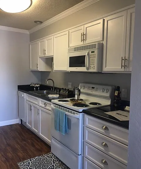 Chateau Manor — Photo 13